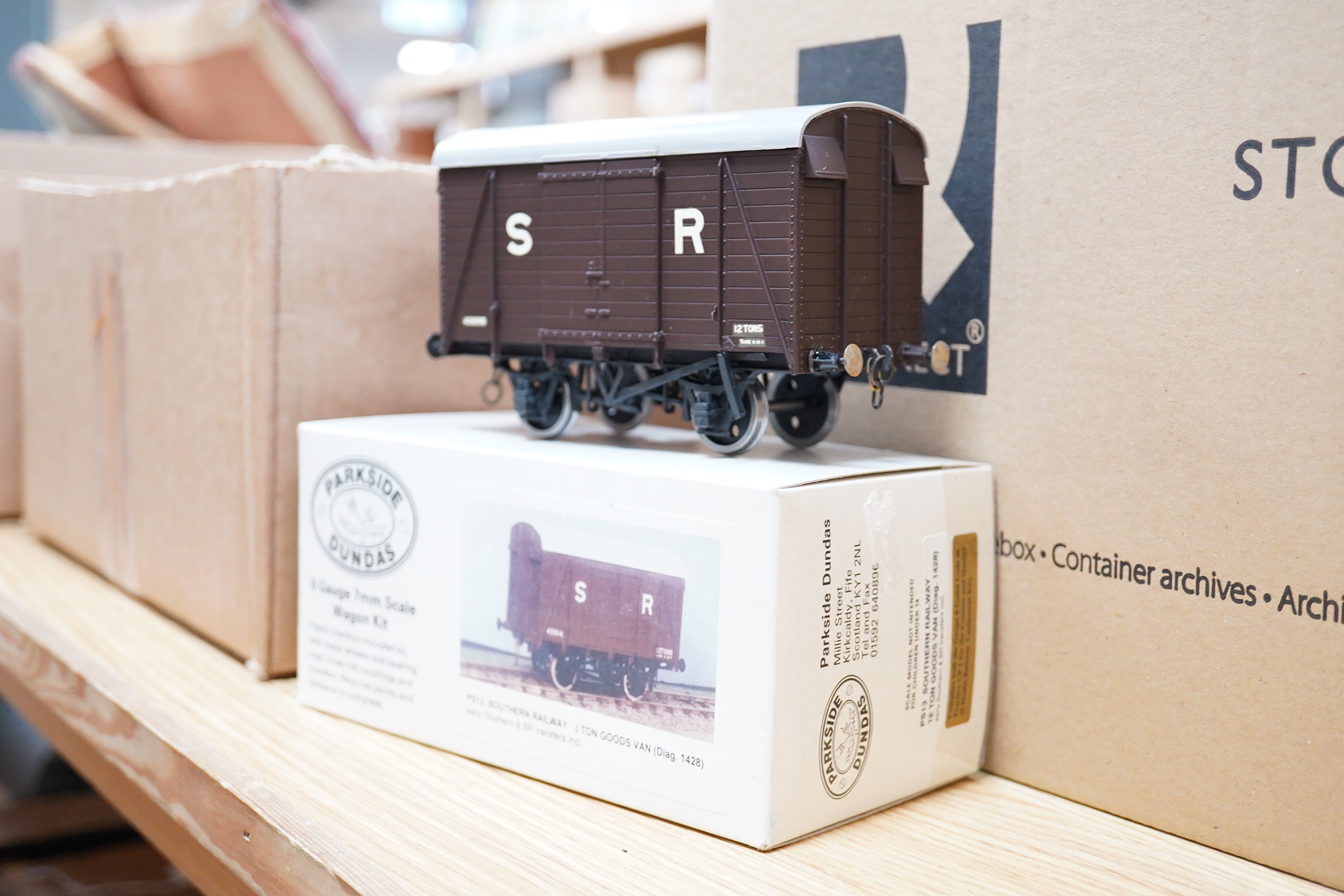 Five finescale 0 gauge Southern Railway freight wagons by Parkside Dundas, etc. including; a 4-wheel luggage van, 25-ton brake van, and three box vans, kit-built to a high standard